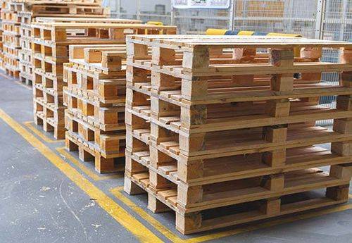 Hybrid wooden pallets combining wood and other materials for durable shipping solutions.
